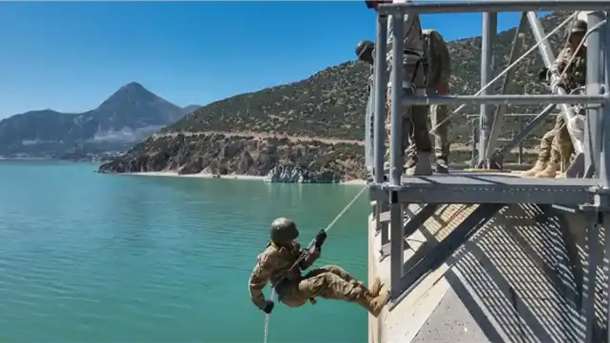 Libyalı askeri personele 'kuleden iniş' eğitimi verildi