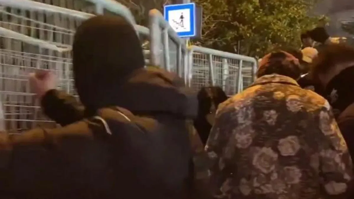 Saraçhane'de polis bariyerlerine saldıran maskeli 35 şüpheli gözaltında