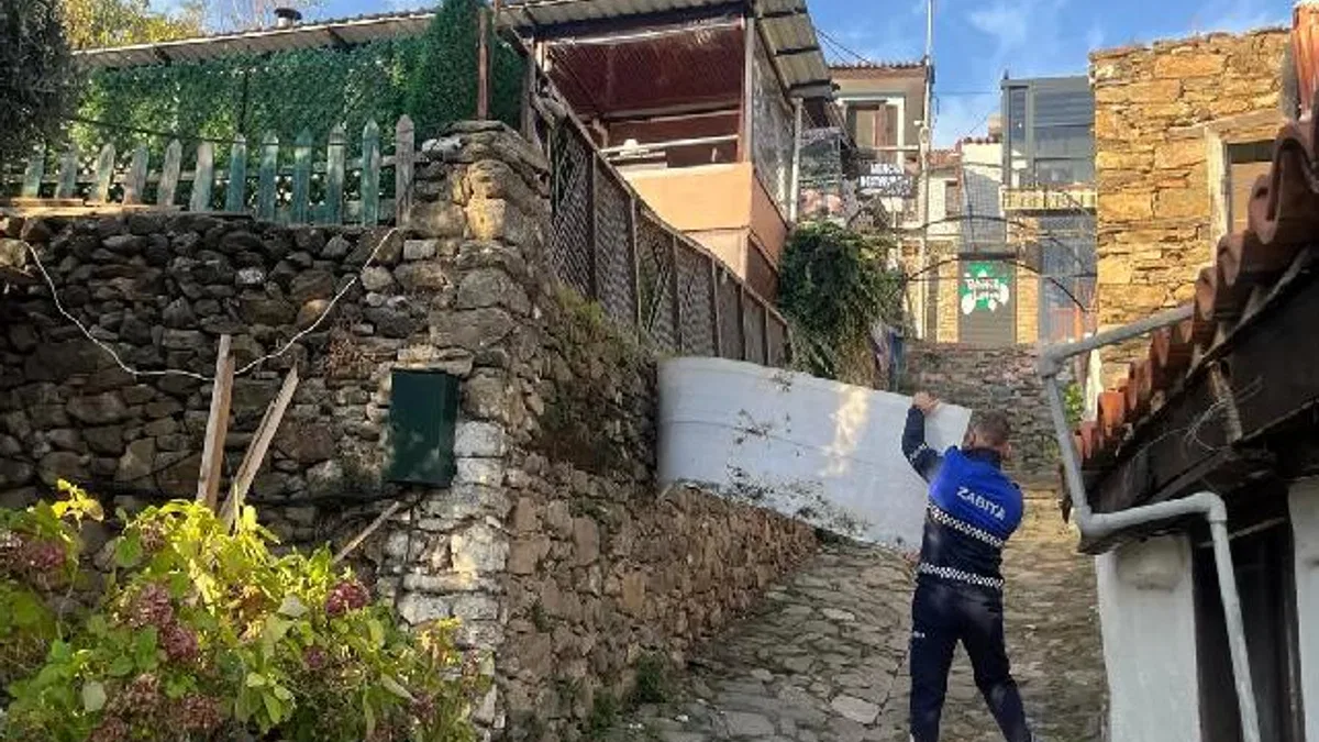 Efes Selçuk’ta görüntü kirliliği yaratan tabelalar kaldırılıyor