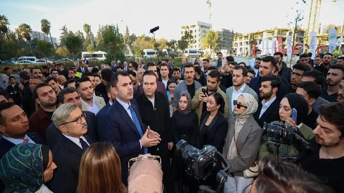 Bakan Kurum gençlerle afet bölgesindeki 'Asrın İnşası' seferberliğini gezdi