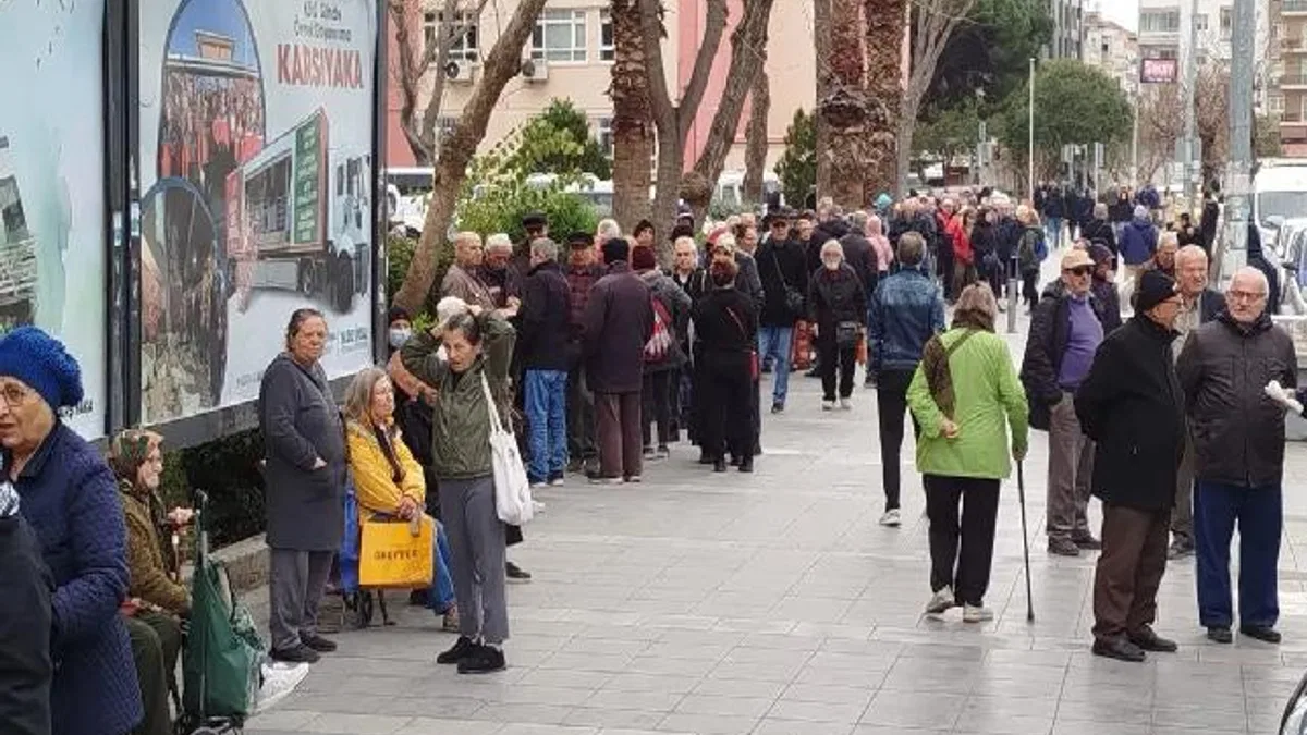 İzmir Karşıyaka'da emekliler yumurta kuyruğunda!