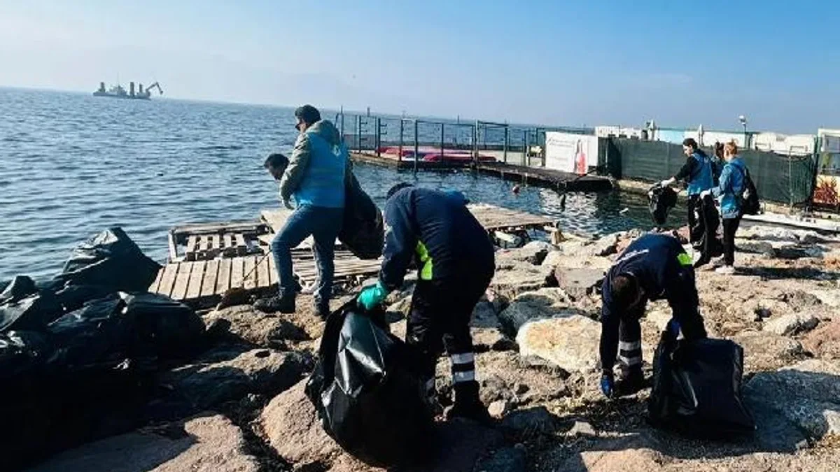 İzmir'de doğaseverler Karşıyaka'da kıyı temizliği yaptı