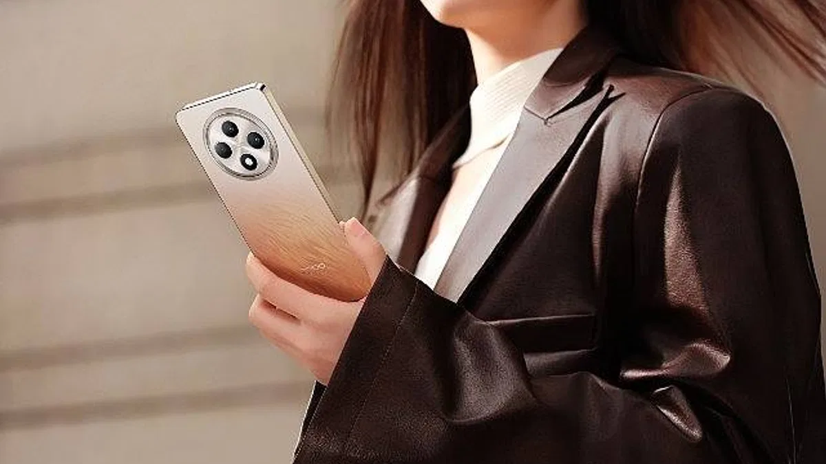 OPPO Reno11 FS şık tasarımı, yapay zeka özellikleri ve olağanüstü dayanıklılığıyla geliyor