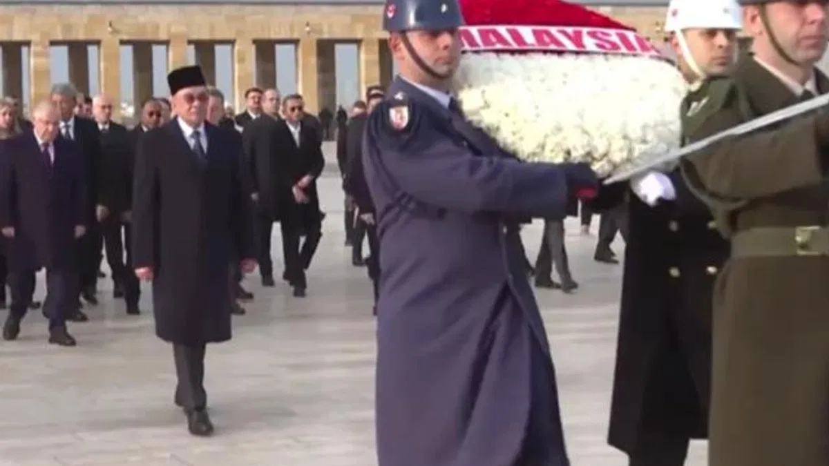 Malezya Başbakanı Enver İbrahim Anıtkabir'i ziyaret etti