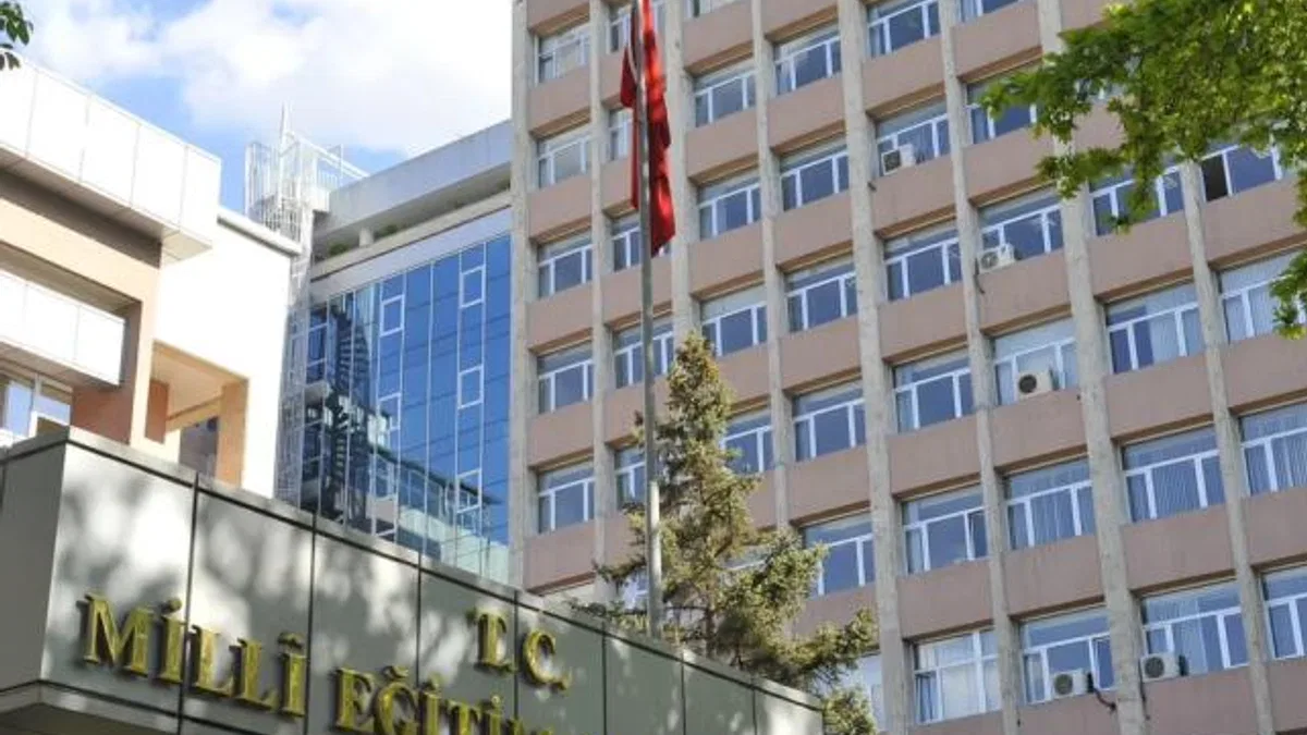 MEB'den izinsiz okullara devam eden öğrencilere yakın takip