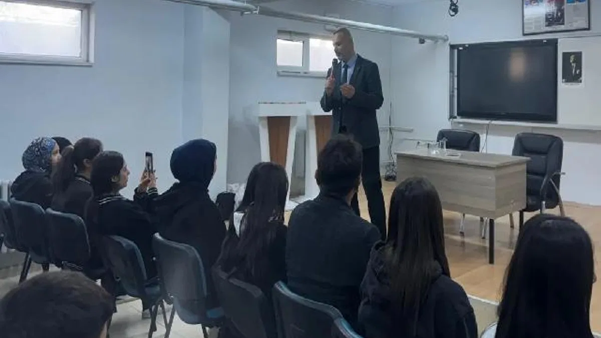 Cizre’de 'Başarıda Arkadaş Seçimi' konferansı