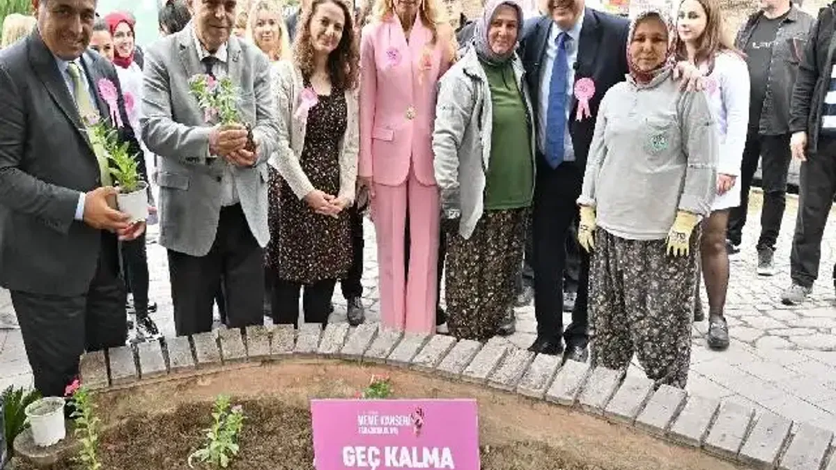 Meme kanseri için pembe çiçekler toprakla buluştu