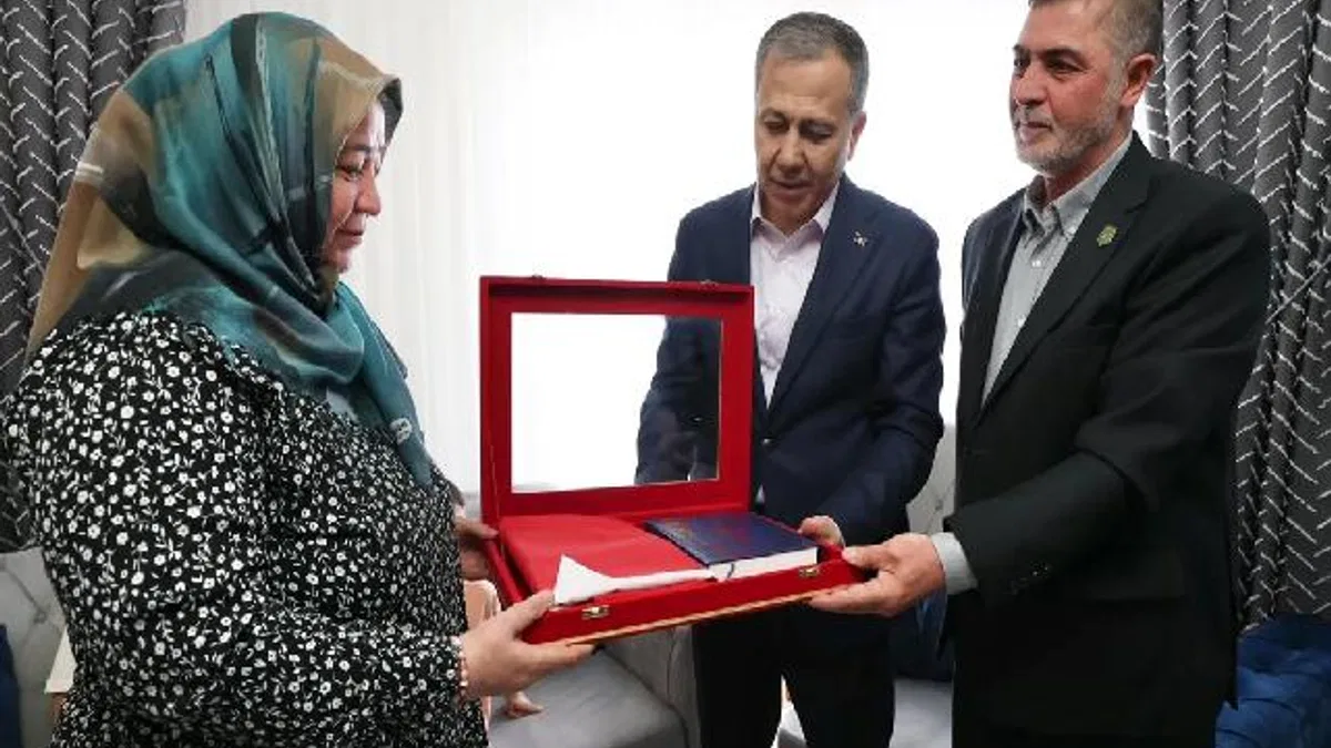 Bakan Yerlikaya'dan Konya'da şehit ailesine ziyaret