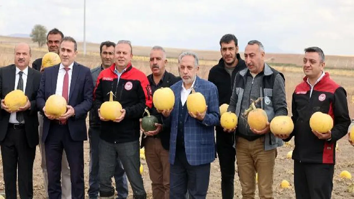 Birinci olan Kayseri Talaslı çiftçiye Başkan Yalçın'dan tebrik