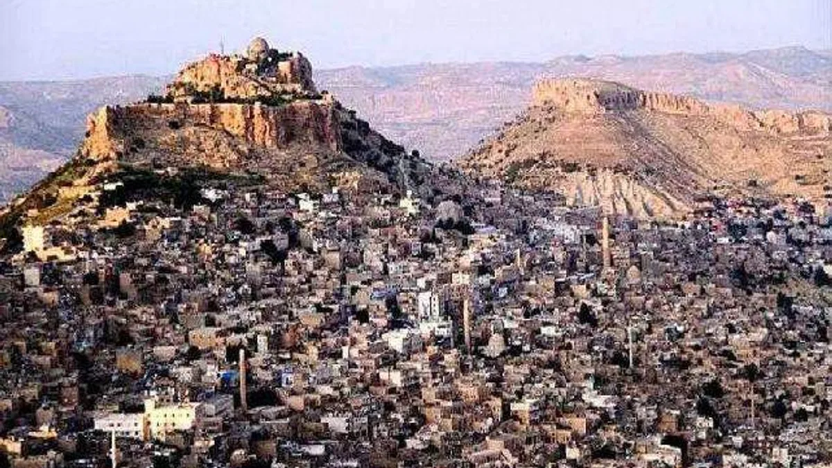 Mardin 1. Cadde'de tarihi dokuya aykırı unsurlar kaldırılıyor