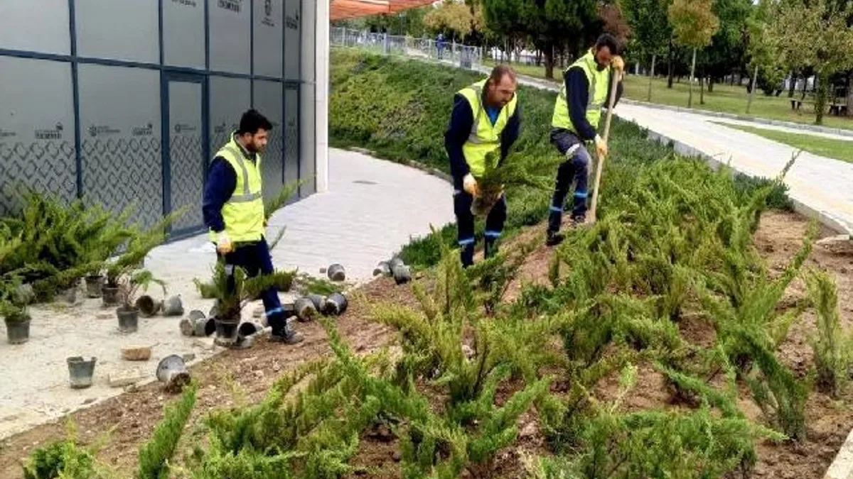 Dilovası Millet Bahçesi'nde dip köşe temizliği