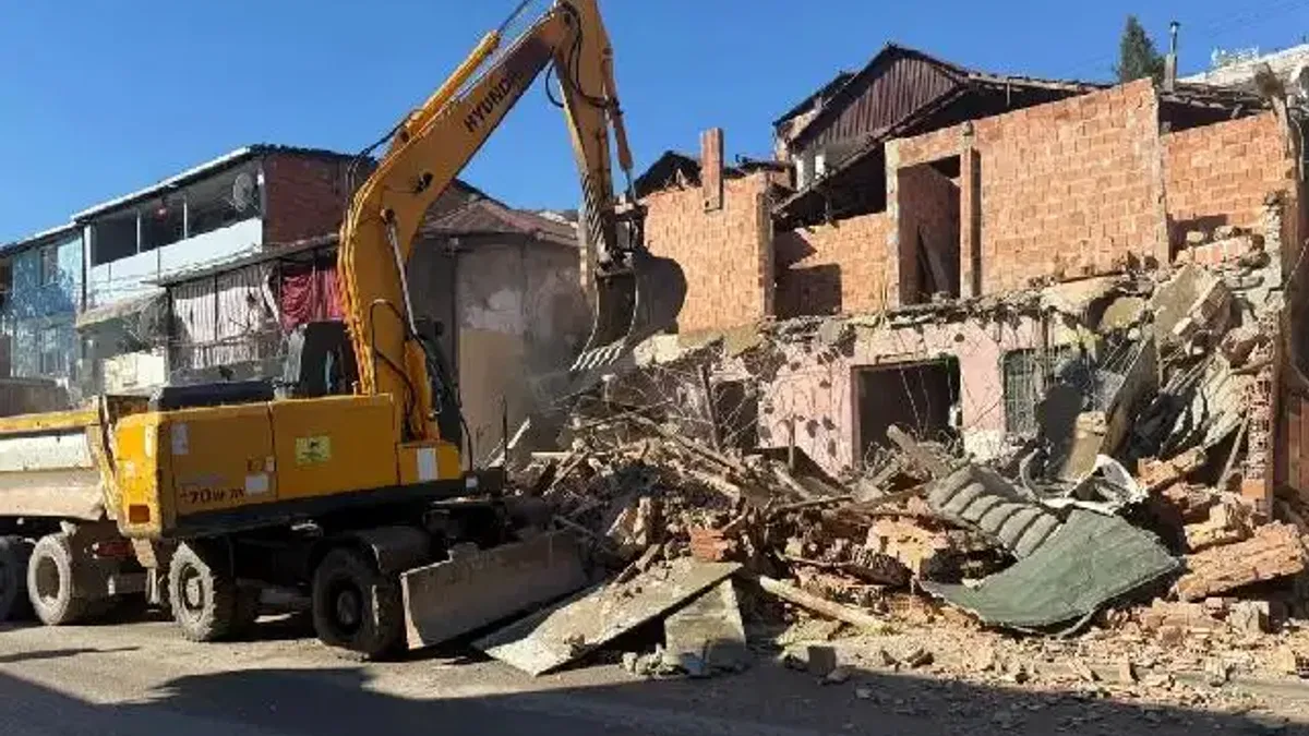 İzmit Belediyesinden kaçak yapı yıkımı