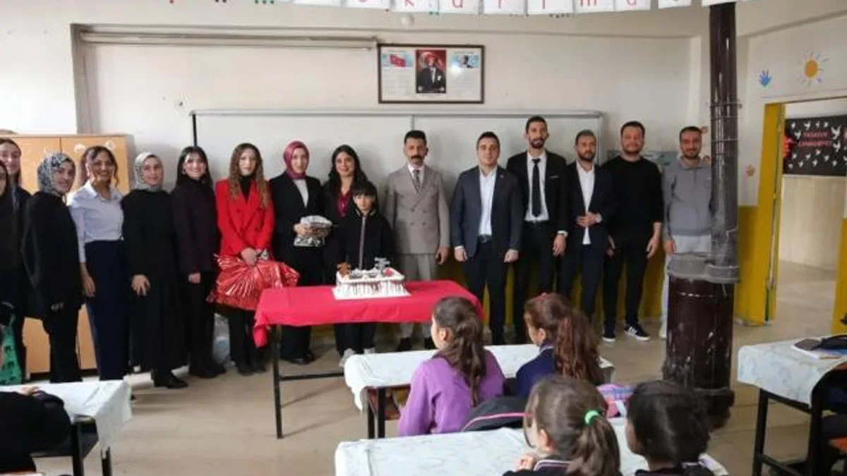 Çocuklara "İyi ki doğ-Muş" ile sürpriz ziyaret