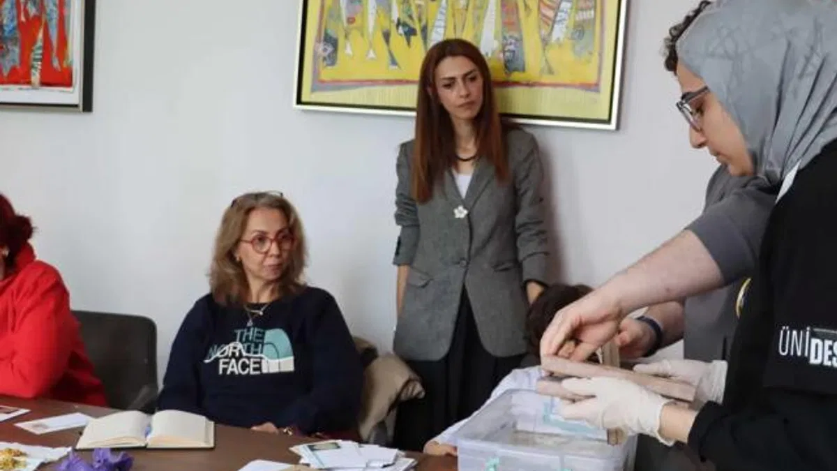 Maltepe'de geleneksel yöntemle kâğıt yapımını öğrendiler