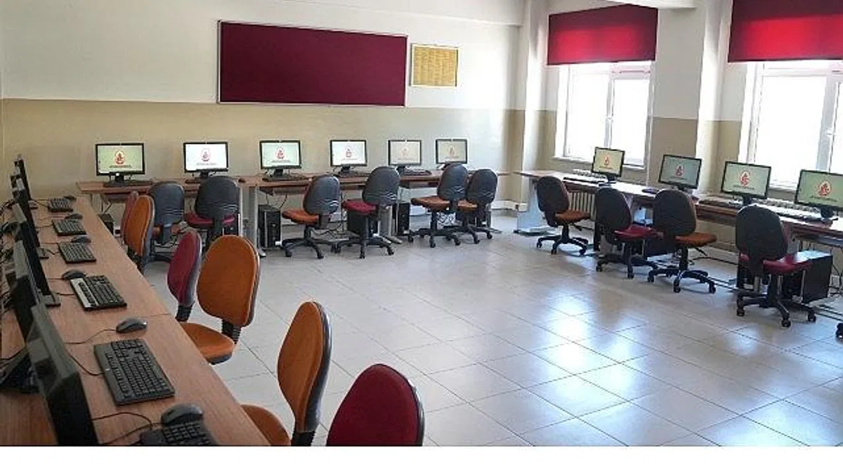 İETT'nin gençlere teknoloji desteği sürüyor.