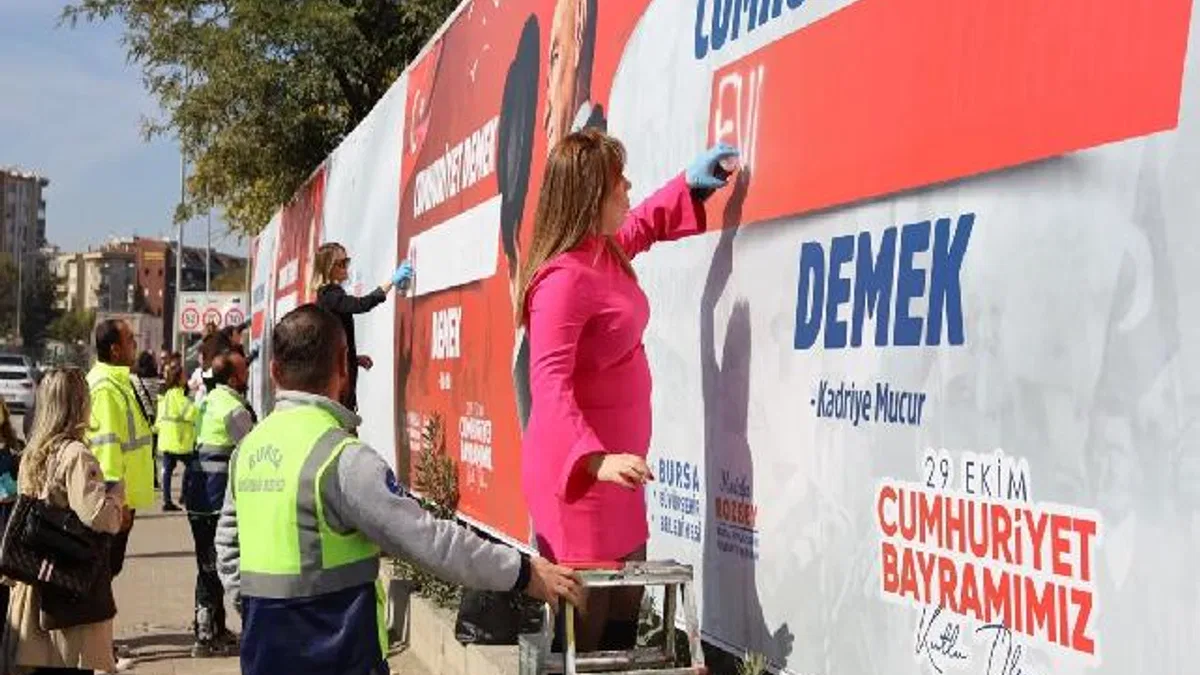 Bursa Büyükşehir'in 'Cumhuriyet demek' sokaklara taşındı