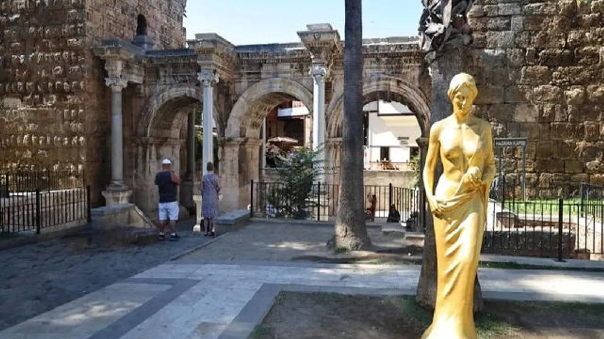ANtalya'da 'Venüs' heykelleri kenti süslemeye başladı