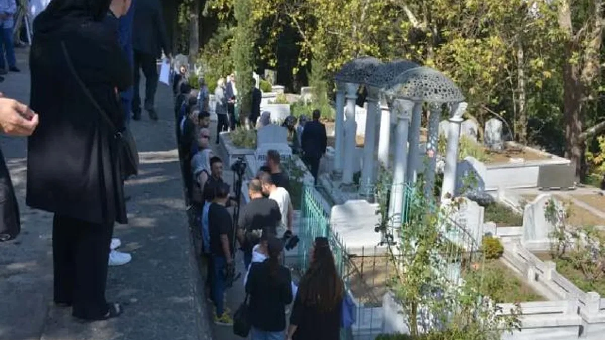 'Sanat Güneşi' Zeki Müren Bursa’da mezarı başında anıldı