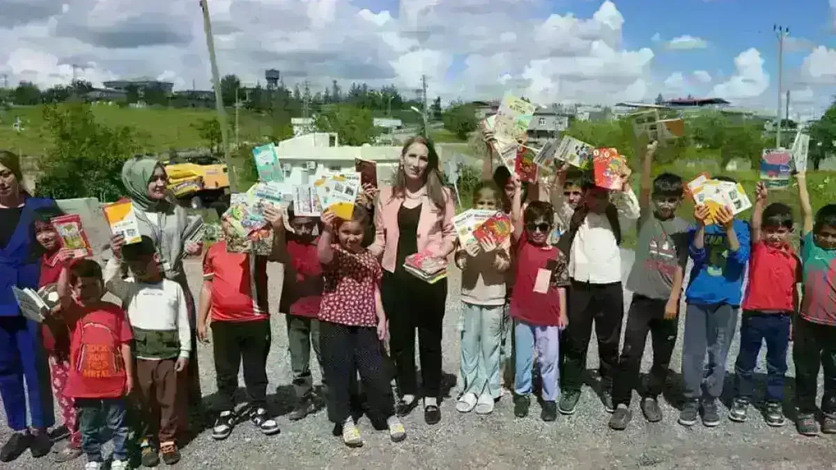 Diyarbakır'da ‘Masal Sandığı’ projesiyle kitaplar çocuklara ulaştırıldı