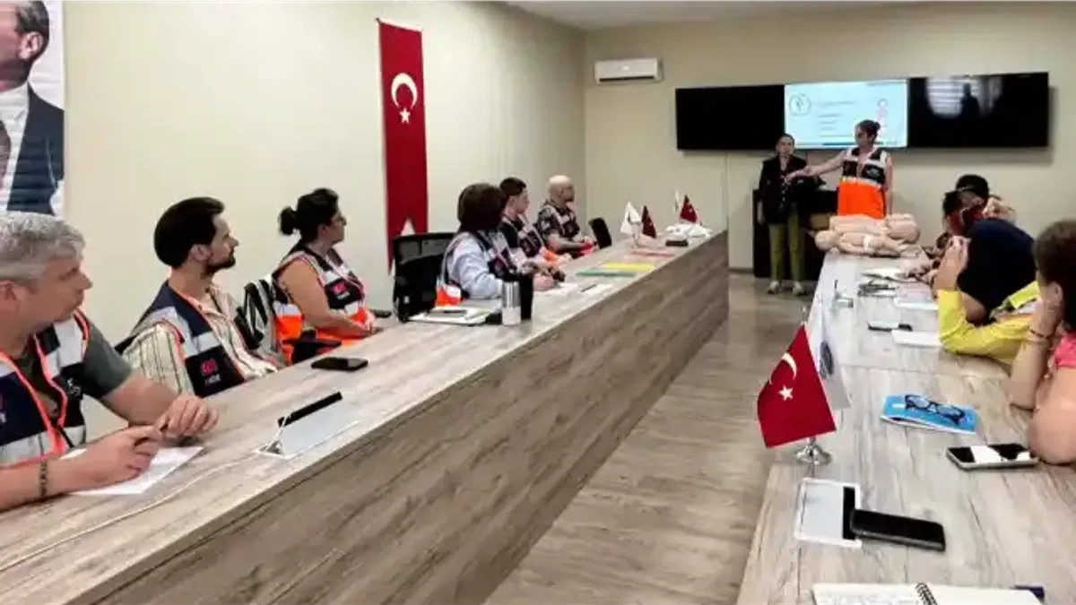 İstanbul Maltepe'de gönüllülere afet eğitimi