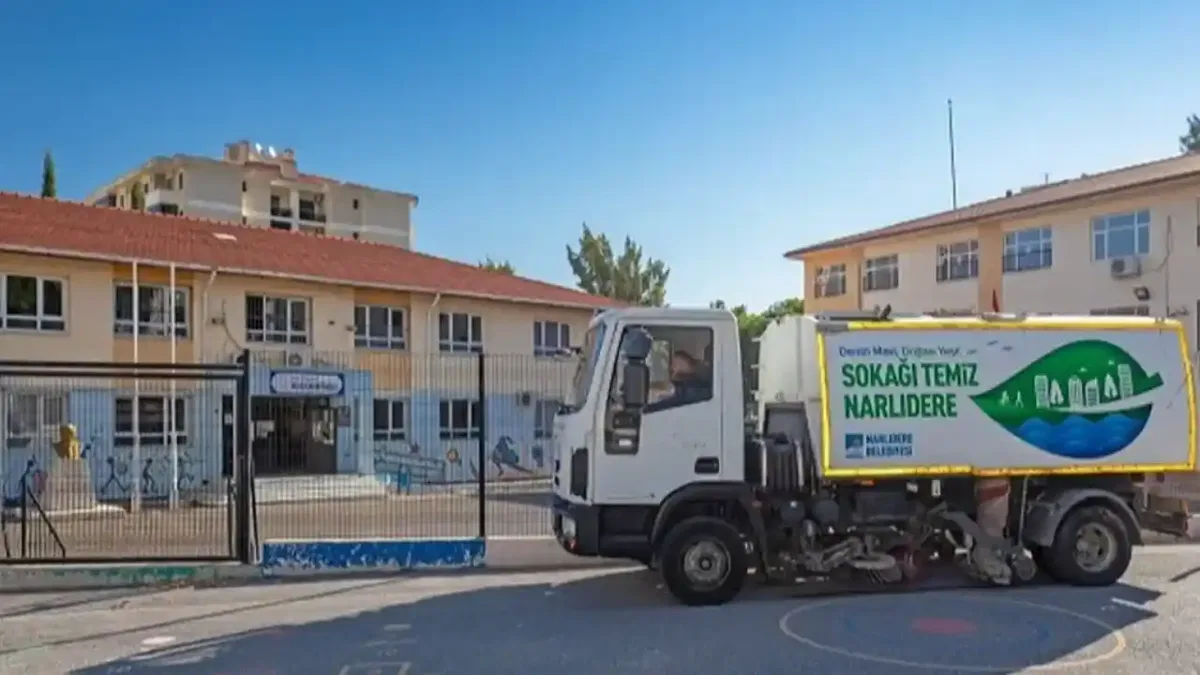 İzmir Narlıdere'de okul bahçelerine temizlik