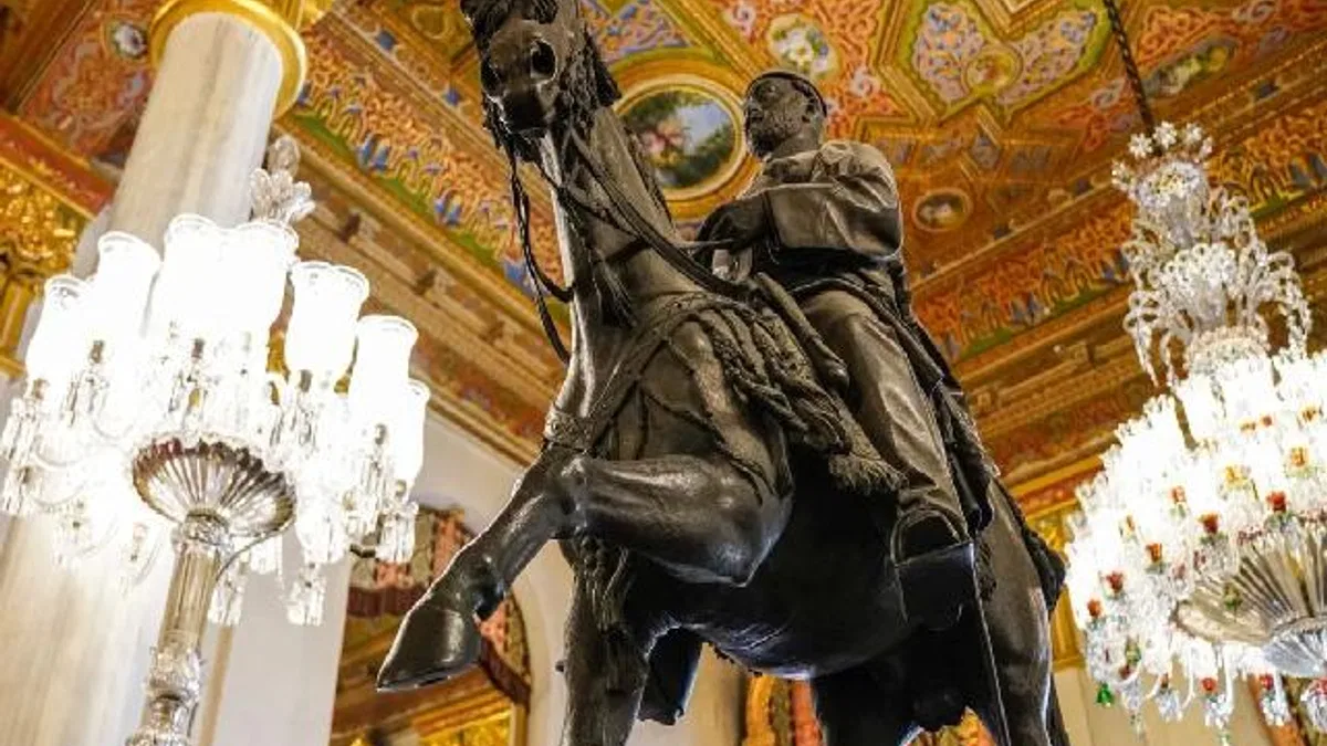 Sultan Abdülaziz’in atlı heykeli Beylerbeyi'nde ziyaretçilerini bekliyor