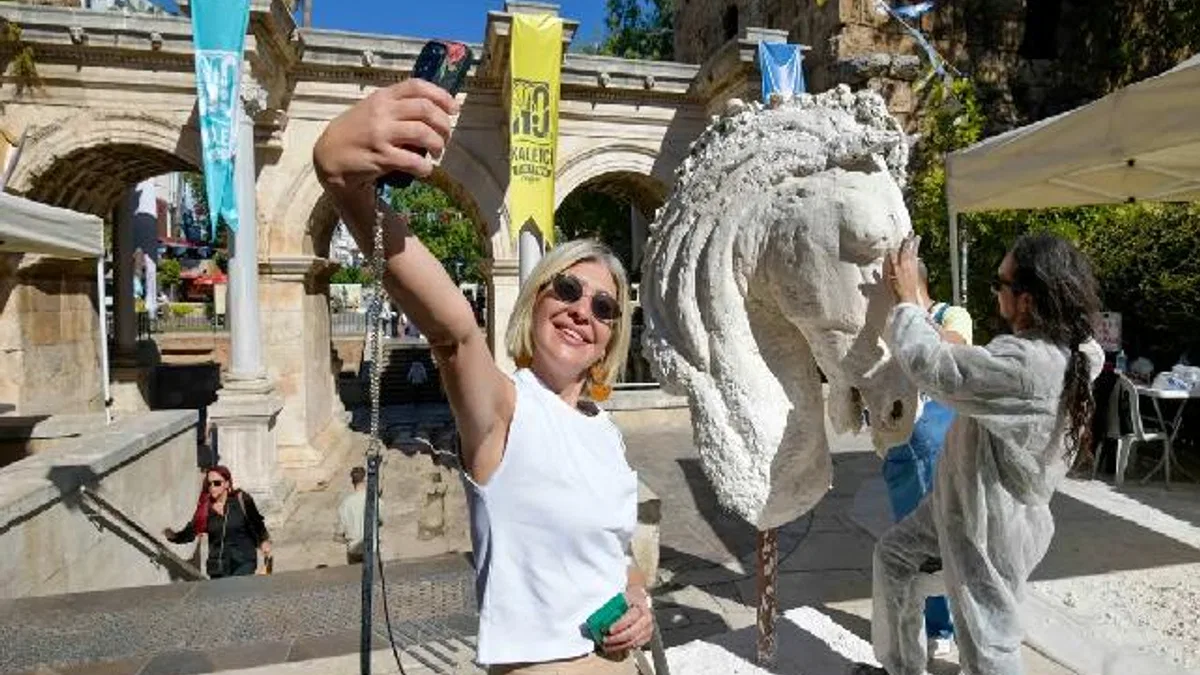 Sanatın kalbi Antalya Kaleiçi'nde arttı