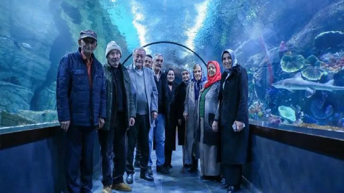 Huzurevi sakinlerinin akvaryum keyfi