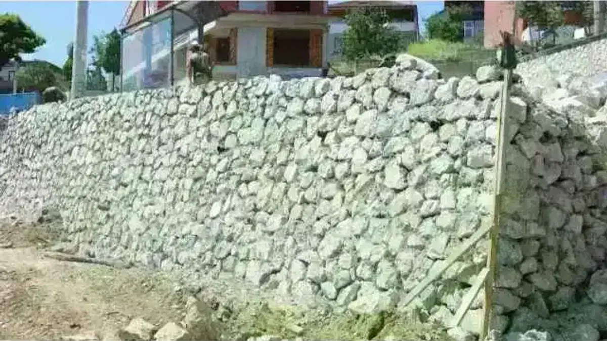 Kocaeli İzmit'te taş duvar yenileme çalışması