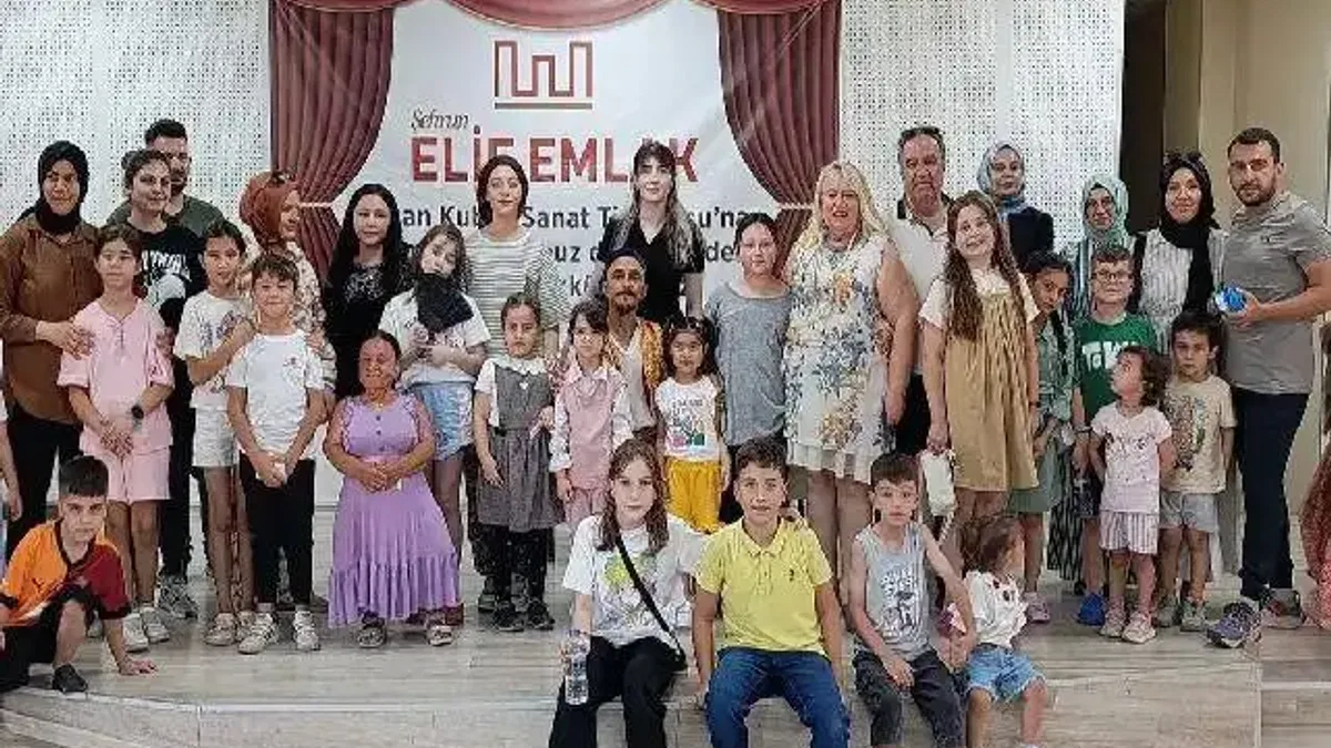 'Yağmur Hanım’ın Konağı' dakikalarca ayakta alkışlandı