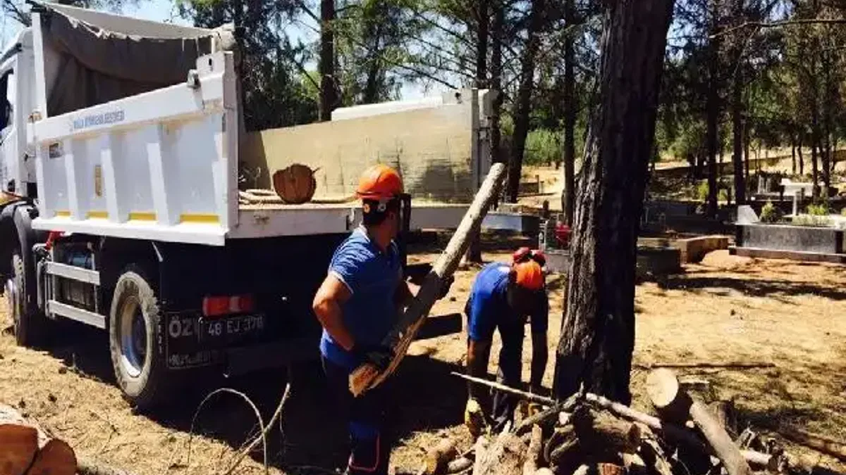 Muğla'da aileleri de ısıtan mezarlıklara bakım