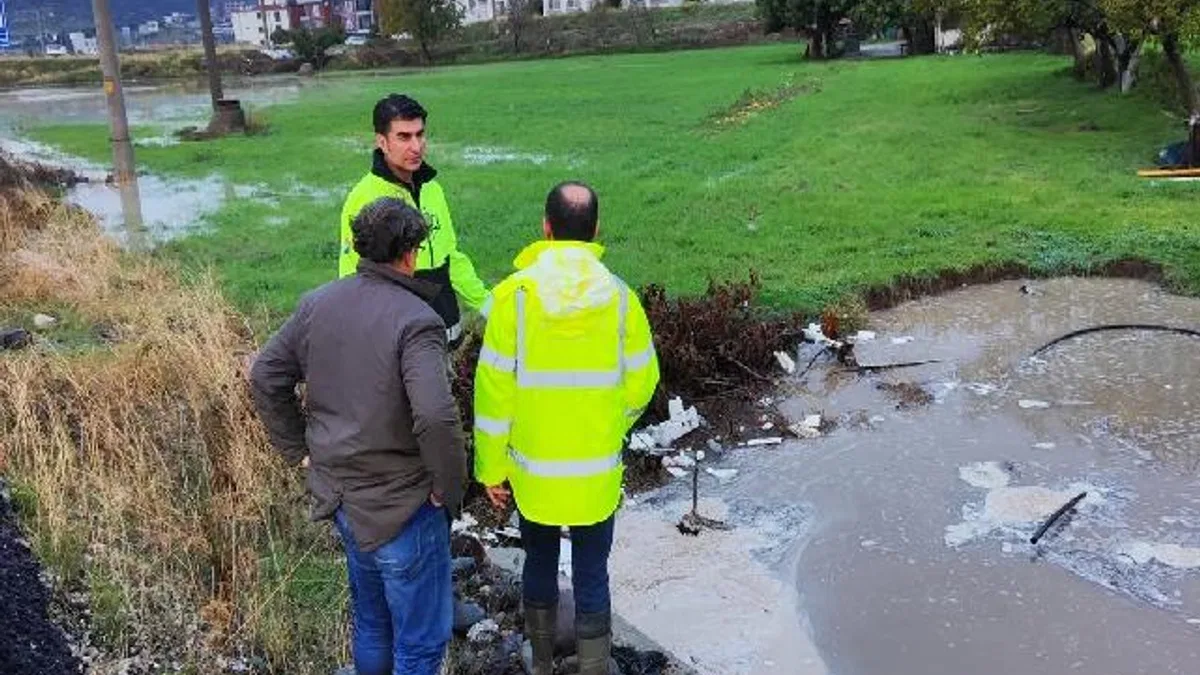 İzmir Bergama aşırı yağışlarla mücadele ediyor