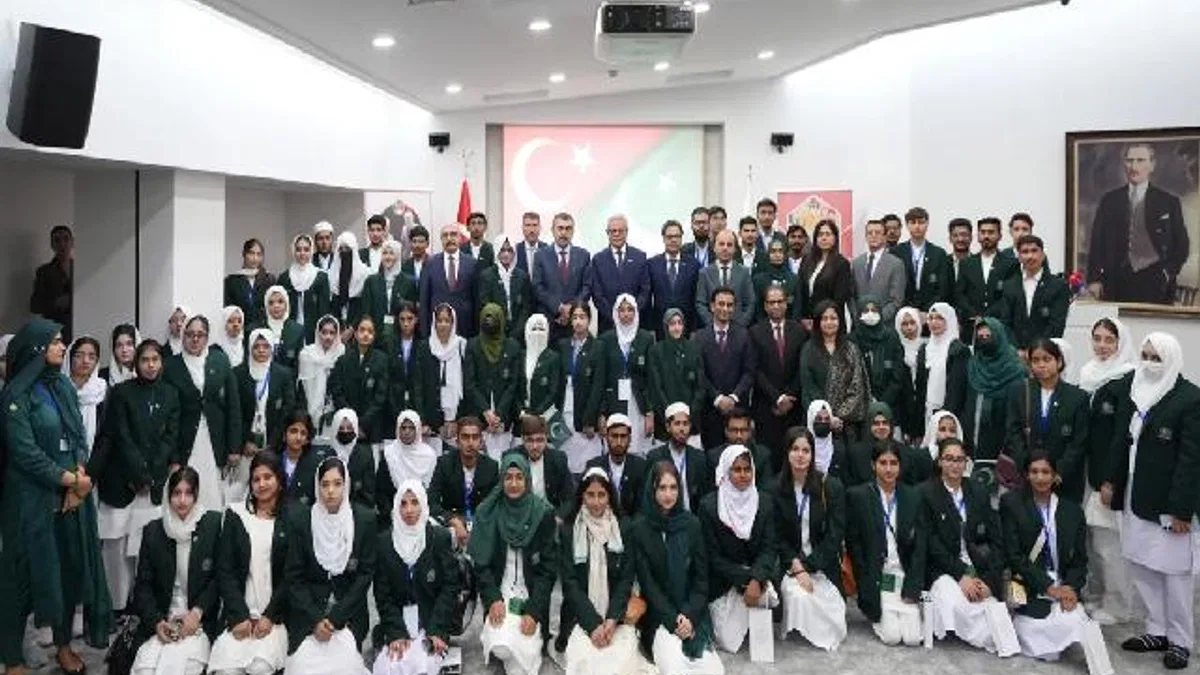 Bakan Tekin Pakistanlı öğrencileri kabul etti