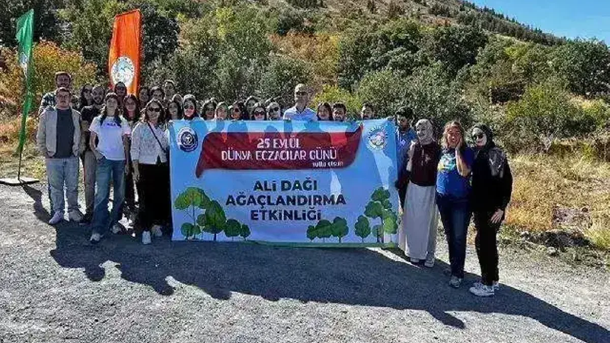 Dünya Eczacılar Günü'nde Ali Dağı'na fidan ektiler