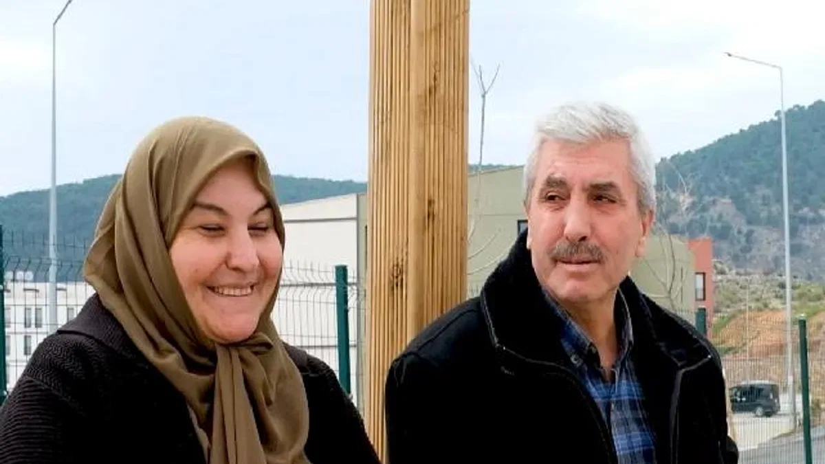Depremzede aile bayramı yeni evlerinde karşıladı