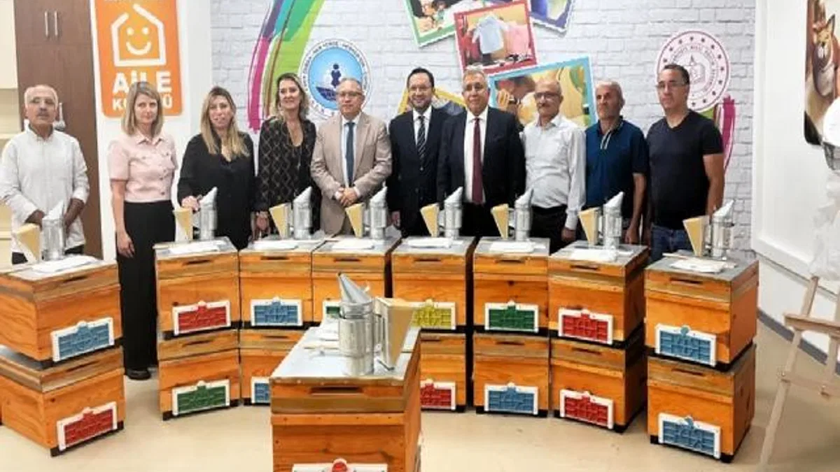 Yalova'da başarılı kursiyerlere arıcılık başlangıç seti desteği