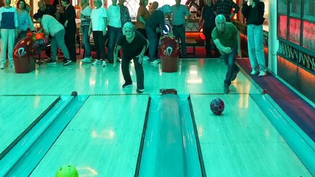 İstanbul Maltepe’de Yaşlılar Günü'nde bowling eğlencesi
