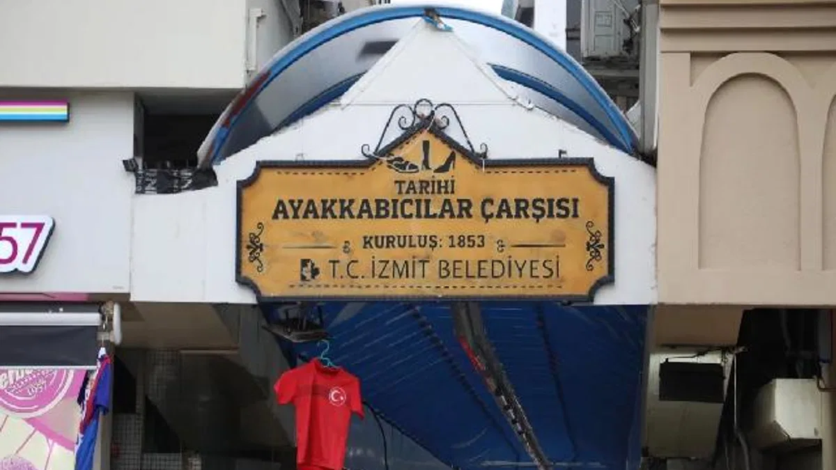 İzmit'te Tarihi Ayakkabıcılar Çarşısı’nın çatısı yenileniyor