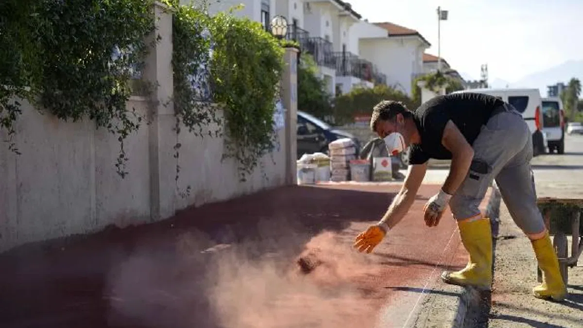 Antalya Güzeloba’da kaldırım çalışması
