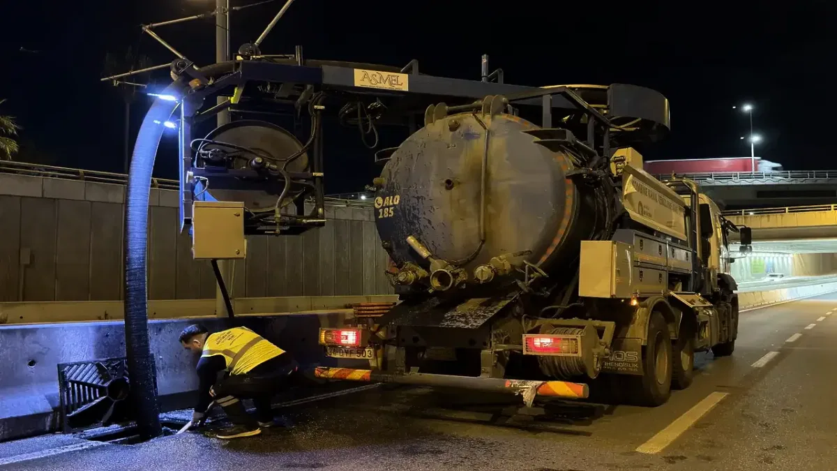 Antalya'da yağmur suyu hatları için temizlik çalışmaları sürüyor