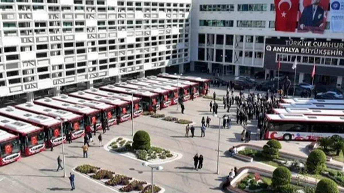 Antalya Büyükşehir'den toplu taşıma filosuna 19 yeni otobüs