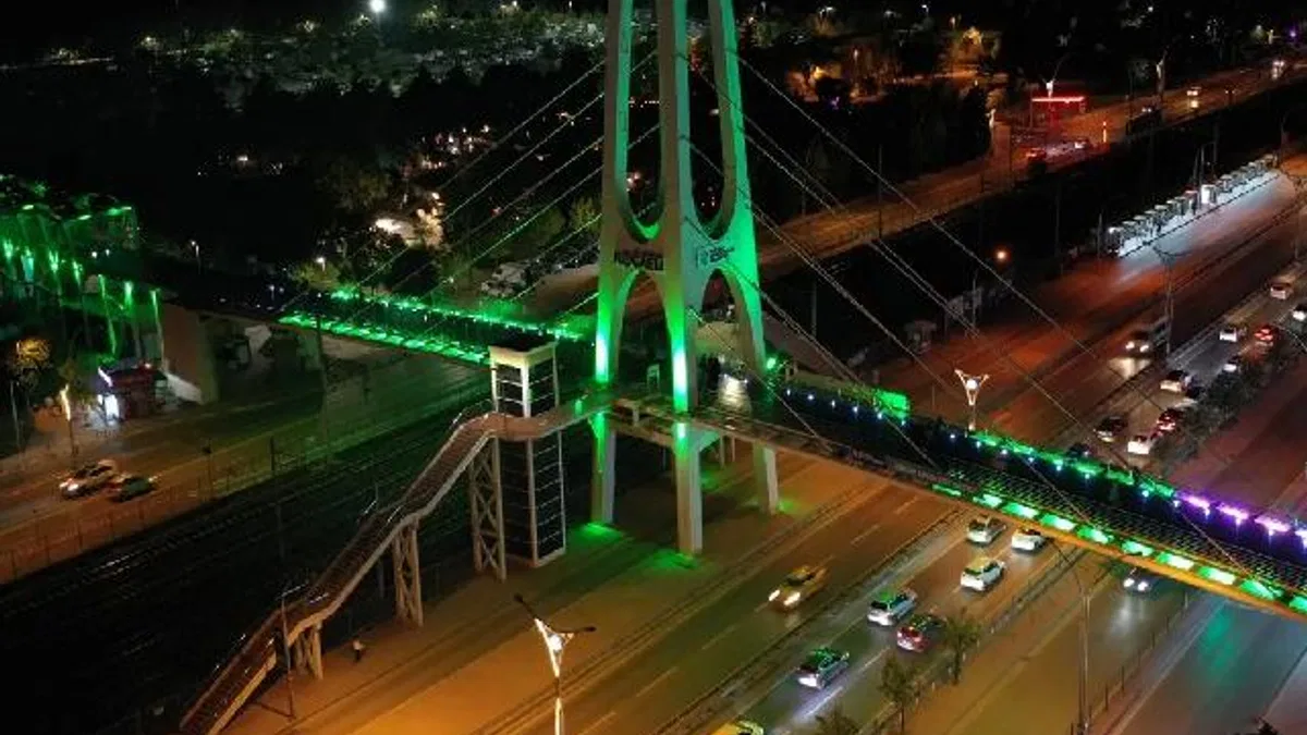 Kocaeli'nde üst geçitler yeşile büründü