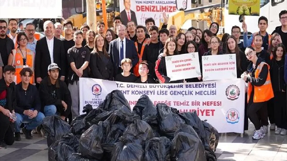 Denizli’de gençler Cumhuriyet için el ele