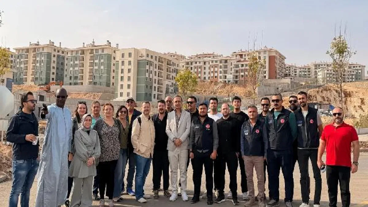 Uluslararası gazeteciler afet şehirlerinde asrın inşasına hayran kaldılar