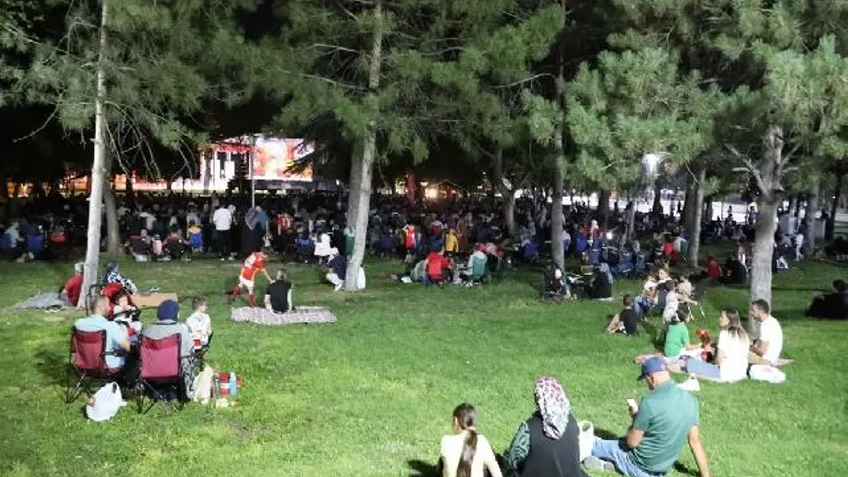 Kayseri Melikgazi'de açık havada sinema keyfi