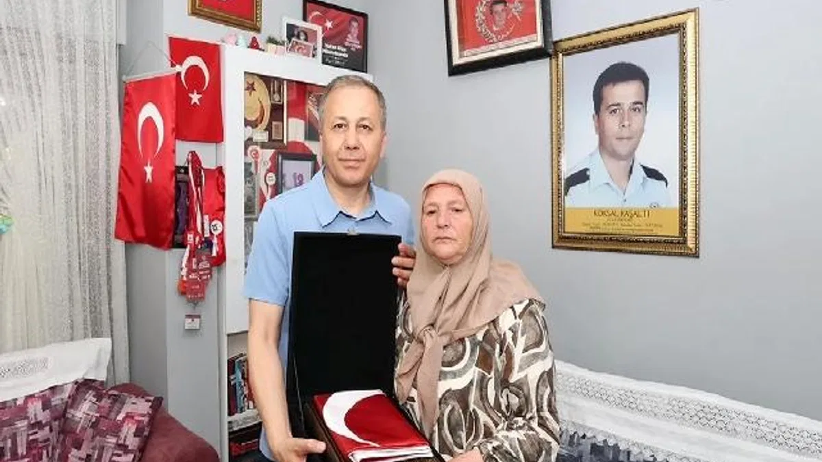 Bakan Yerlikaya'dan şehit ailesine ziyaret