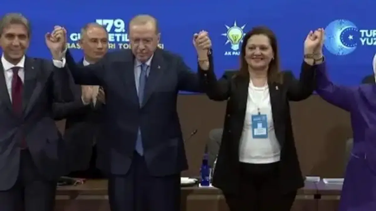 CHP'li iki belediyeden AK Parti'ye katılım... Rozetlerini Erdoğan taktı