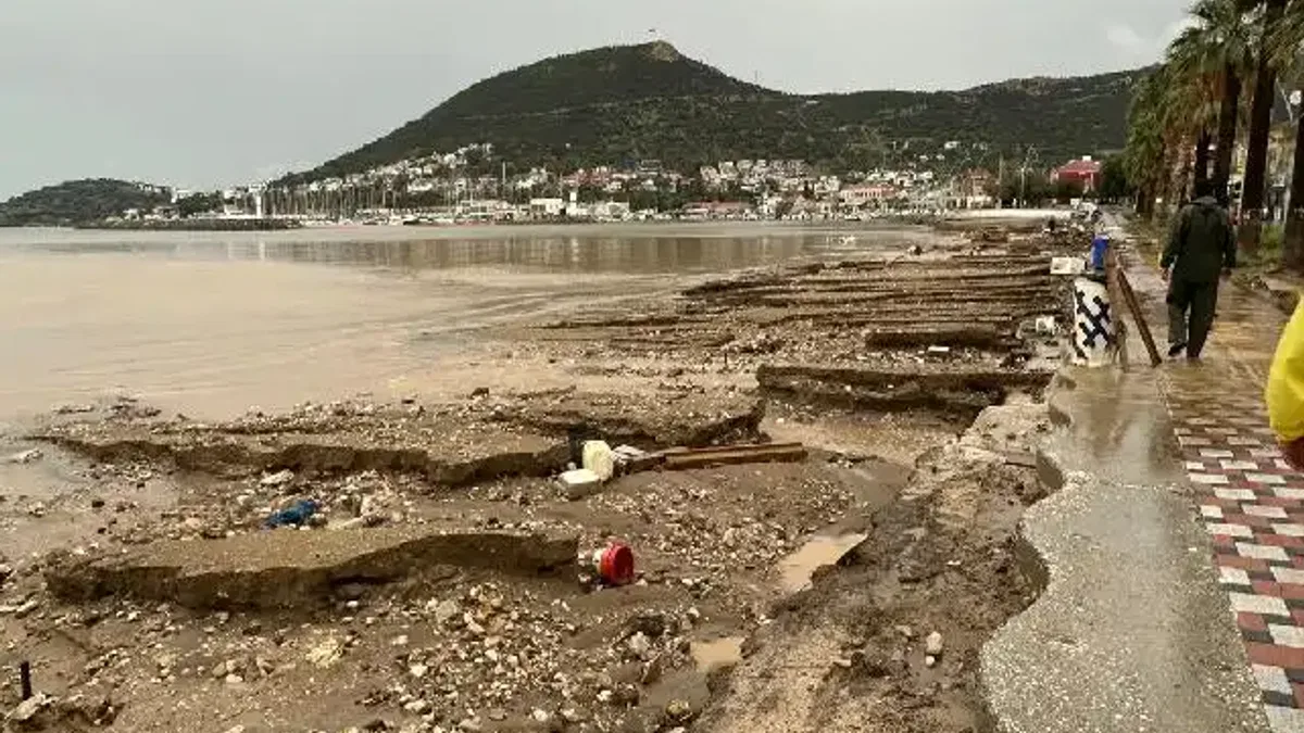 Foça’da sel felaketi sonrası yaraların sarılması için seferberlik başladı... Kayıp kişi halen aranıyor!