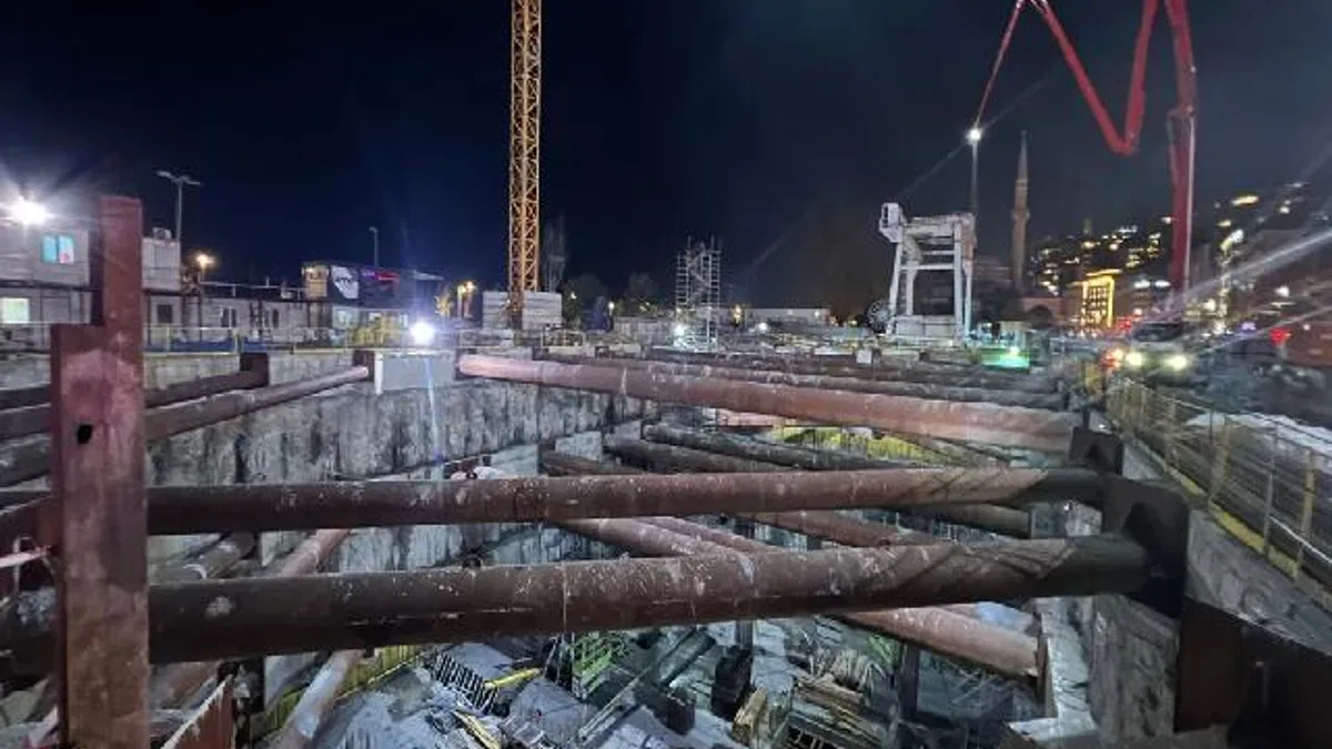 İstanbul Kabataş metro şantiyesinde iskele çöktü! 5 işçi mahsur kaldı