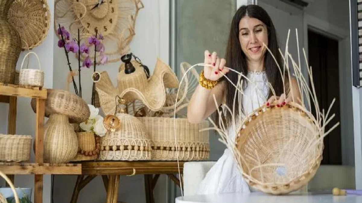 Rattan dokumayla hayatını değiştirdi